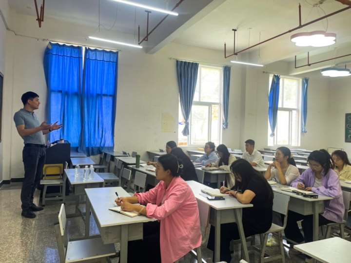 云南三鑫职业技术学院人文艺术学院召开学前教育专业教师培训会