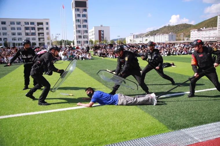 警校联动 安全护航——云南三鑫职业技术学院开展反恐防暴应急演练活动