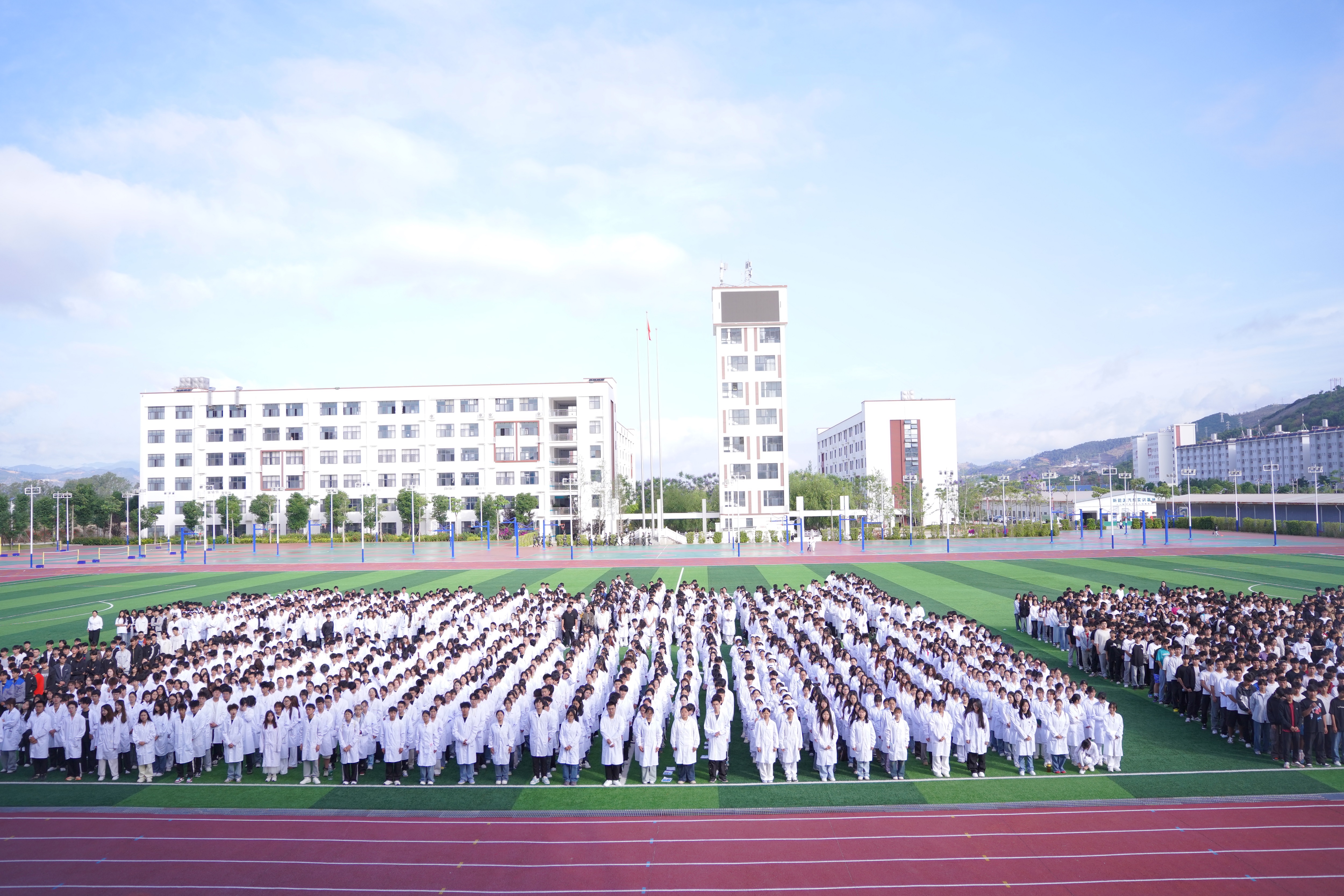 云南三鑫职业技术学院2025年校园文化艺术节暨职业教育活动周开幕式圆满举行