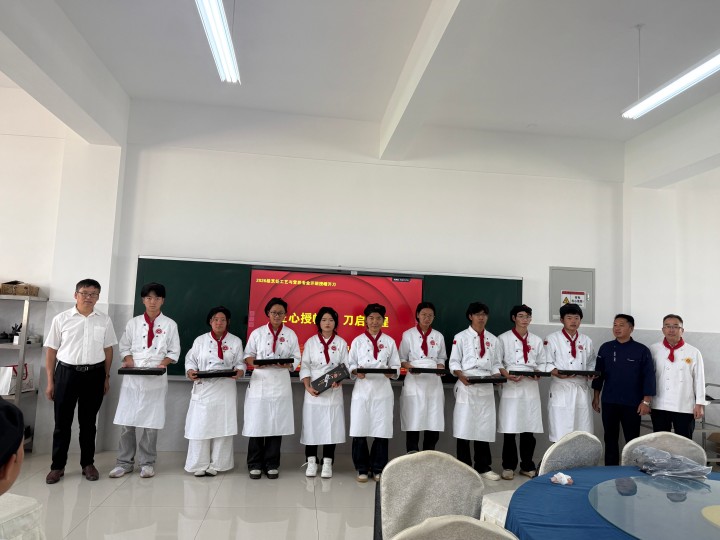 绿色版888集团8006烹饪专业举行新生授帽开刀仪式